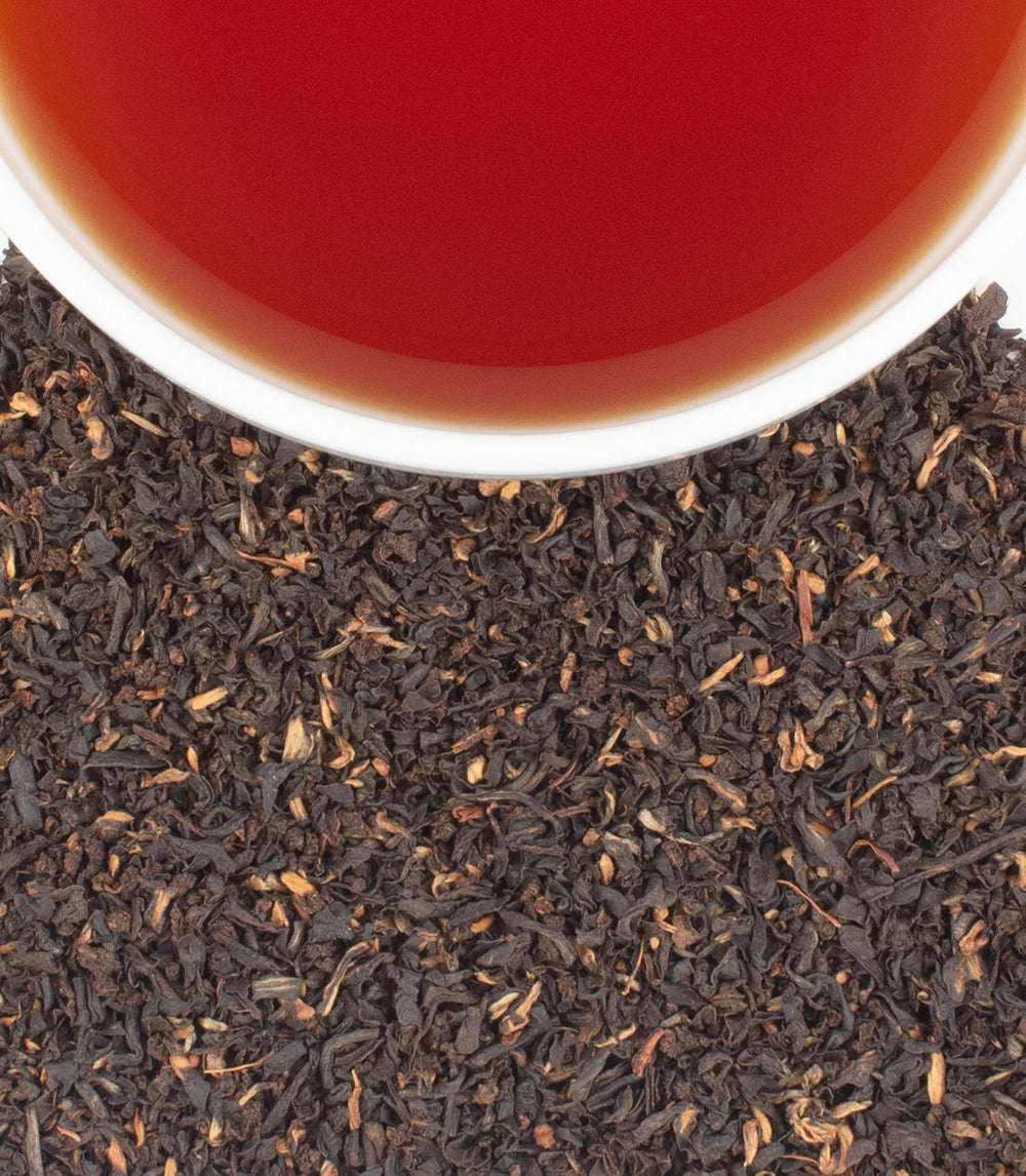 Thiele- Broken Altgold- Tee- Cup and Leaves from above