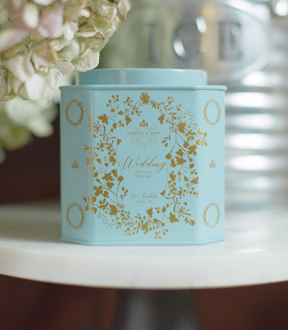 Elegant wedding tea tin featuring floral design, containing 30 sachets for a special celebration.
