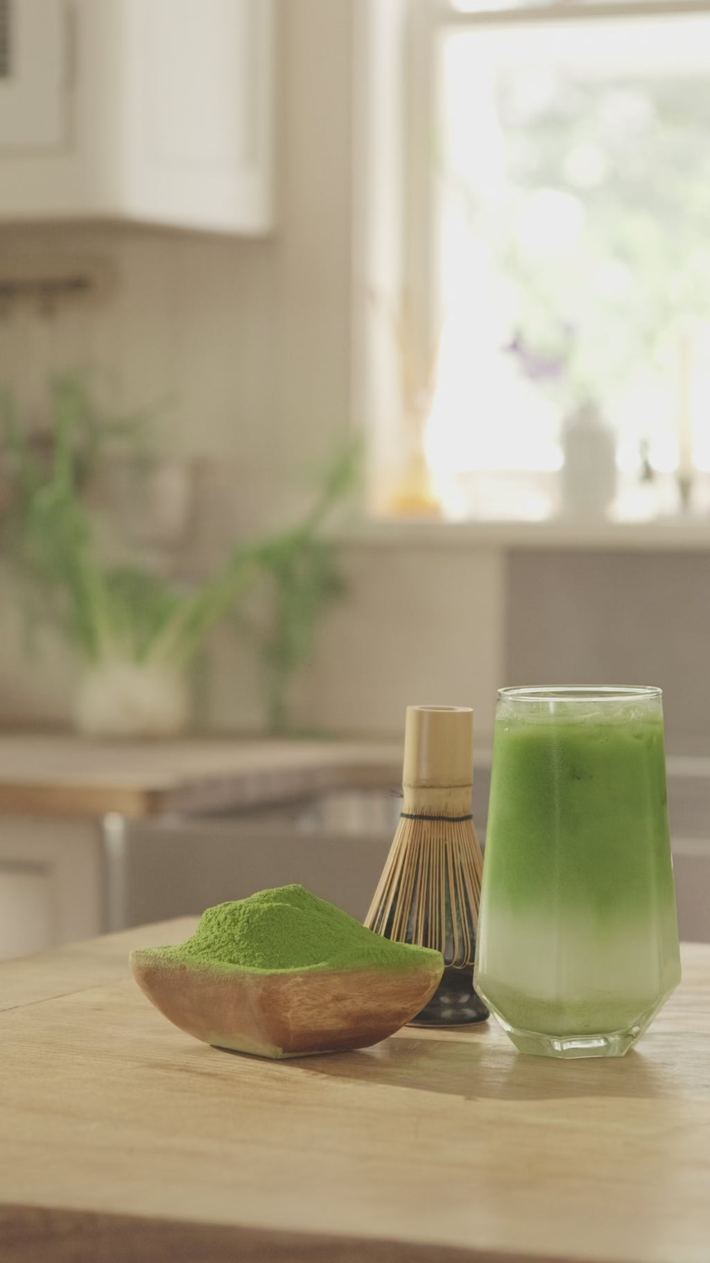 Video recipe of how to make a matcha latté