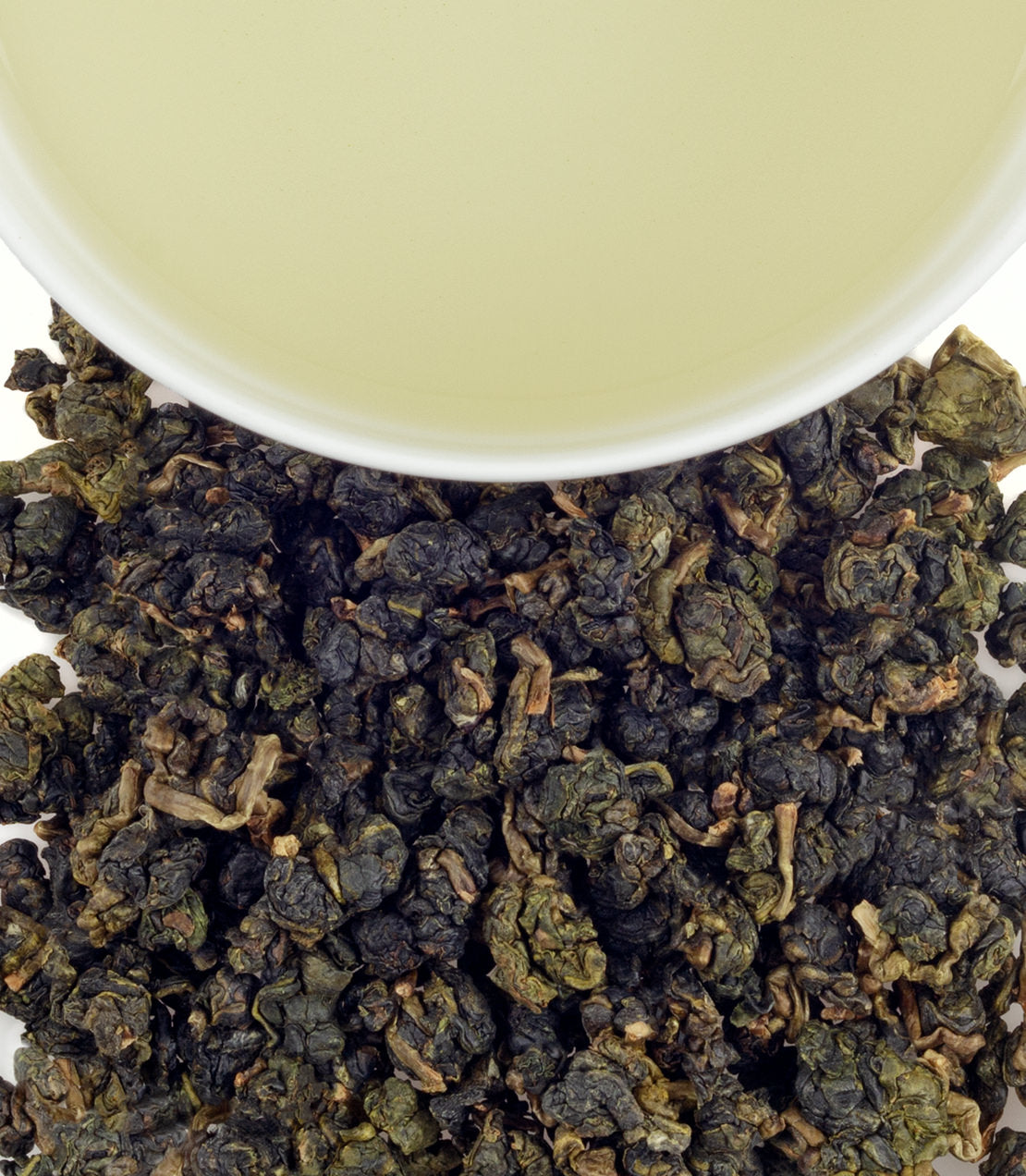 Ali San Oolong tea leaves with a cup of brewed tea, showcasing rich colors and textures. Perfect for tea enthusiasts.